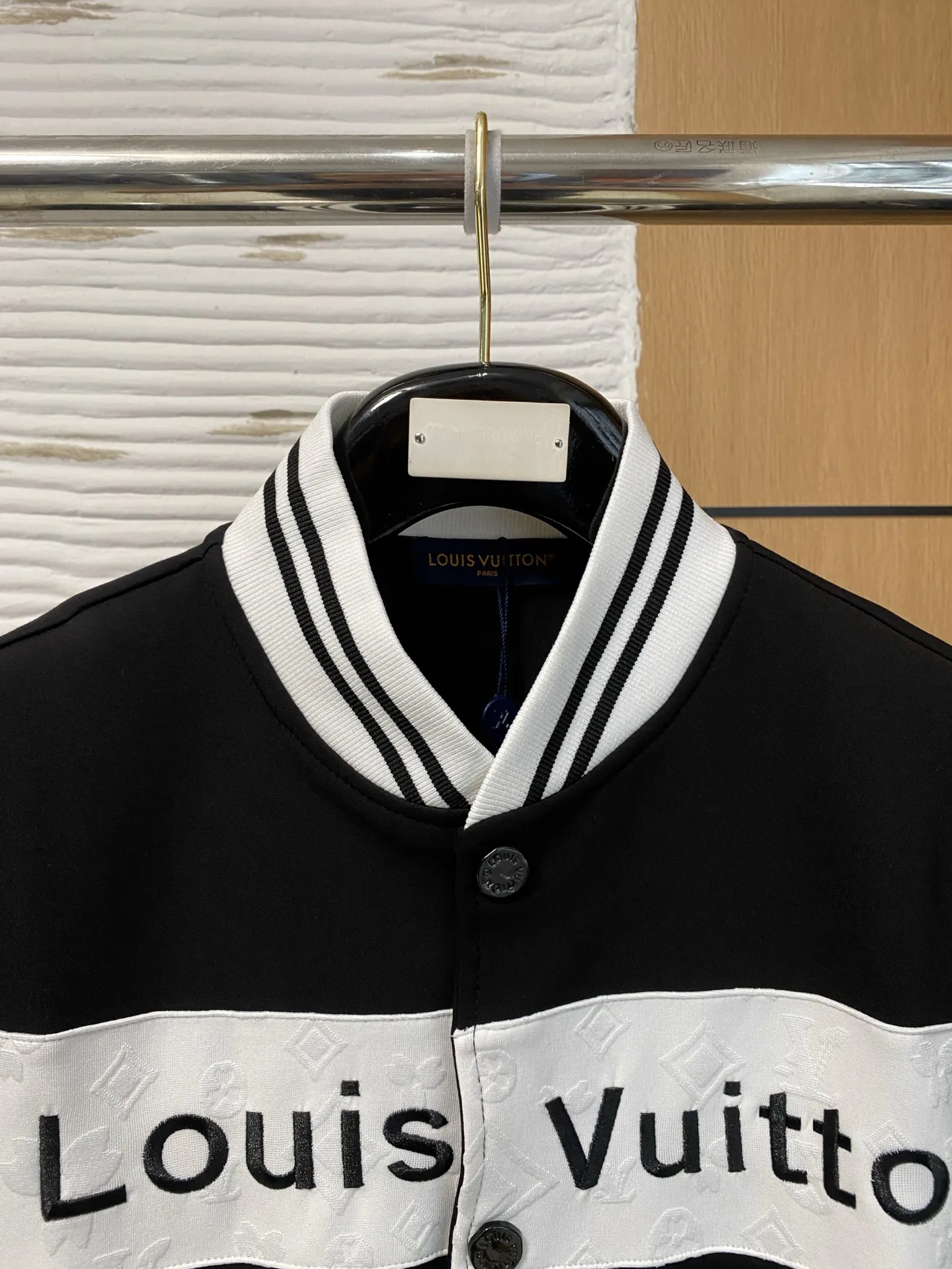 🅿️720 LV 2025 autumn and winter new counter, the same casual Tencel cotton fabric suit, breathable, comfortable and casual! Full of high-end feel! The details are exquisite and high-end, and the workmanship is impeccable! The original high-end fabric is very high-end! The fabric is crisp, anti-wrinkle and wear-resistant, warm, neat and stylish. Everyone must buy a set this autumn and winter. They must look cool and cool when wearing it. This is a model that we highly recommend! M-3XL